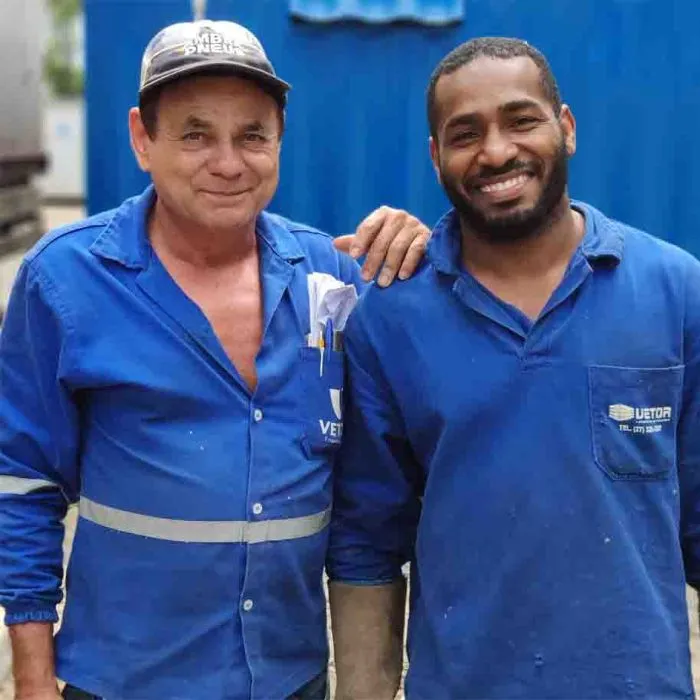 Dois colaboradores da Vetor de uniforme azul
