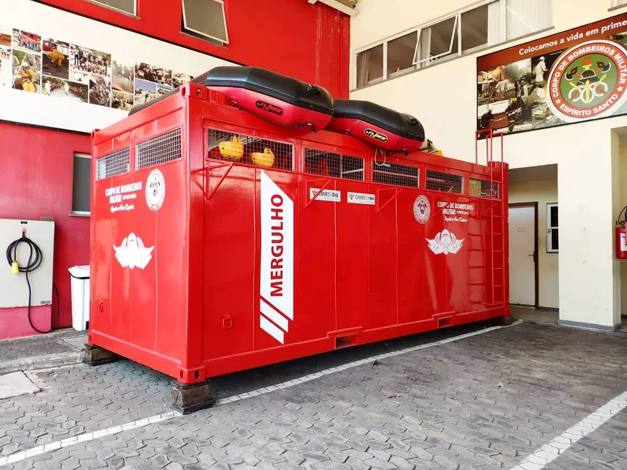 Container vermelho da unidade de mergulho do Corpo de Bombeiros do Espírito Santo