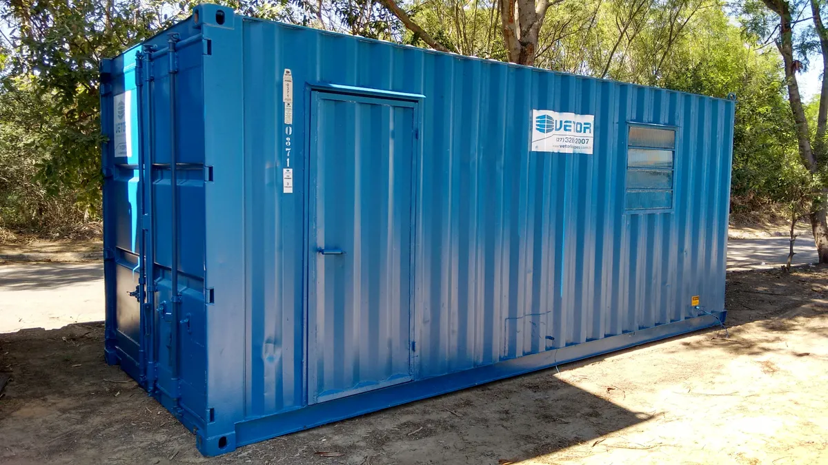 Container escritório azul da Vetor instalado ao ar livre