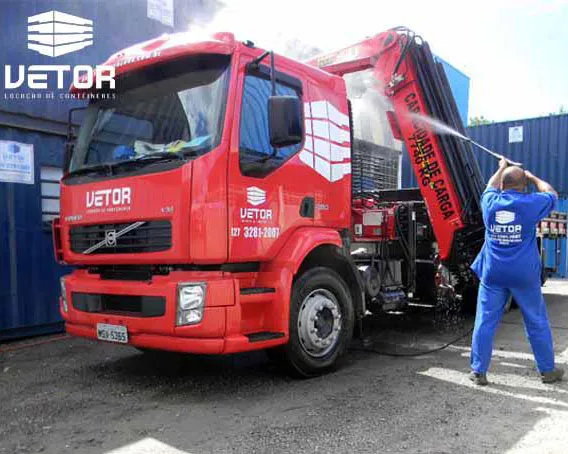 Caminhão munk vermelho da Vetor com guindaste