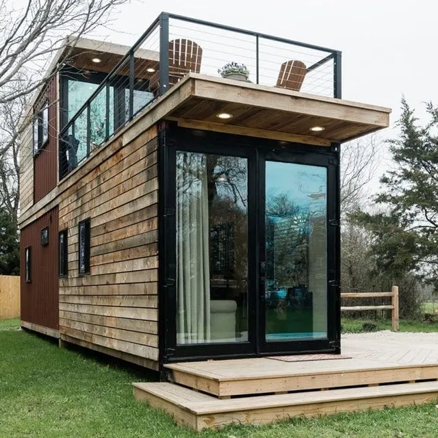 Casa em container de dois pavimentos com revestimento de madeira e terraço