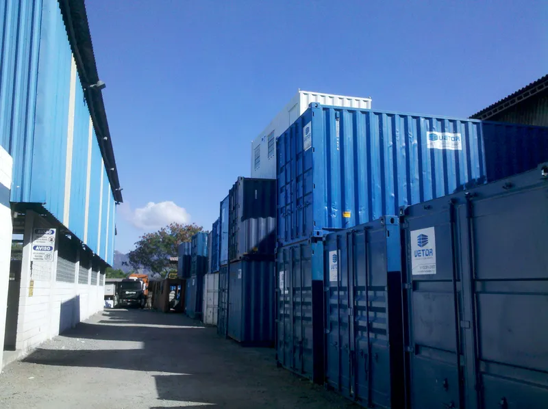 Fileiras de containers almoxarifado azuis empilhados no pátio