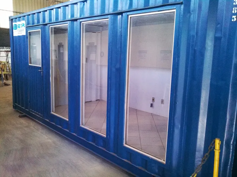 Container escritório azul com portas e janelas de vidro