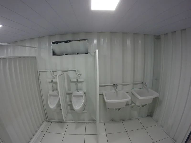 Sanitário industrial em container com mictórios e lavatórios