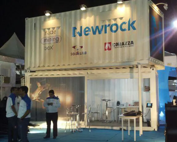 Stand em container de dois níveis montado em pavilhão de feira